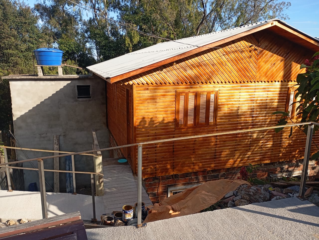 Casa em madeira com acabamento externo envernizado