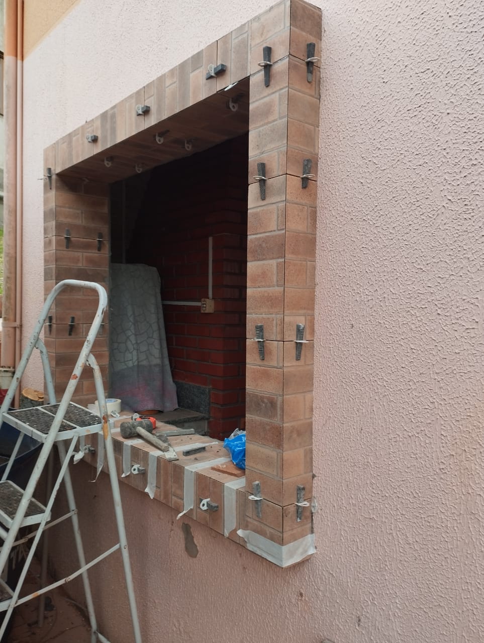 Abertura externa recebendo revestimento cerâmico